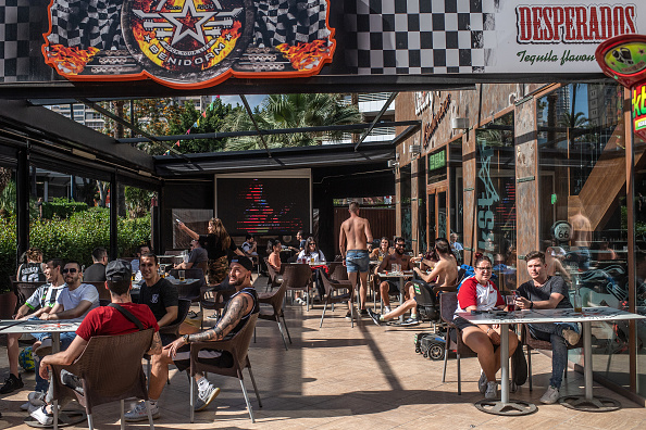 -Les clients apprécient l'atmosphère à la terrasse d'un bar ouvert pour la première journée le 11 mai 2020 à Benidorm, en Espagne. Certaines parties de l'Espagne sont entrées dans la transition, permettant à de nombreux magasins de rouvrir ainsi que des restaurants qui servent des clients à l'extérieur. Photo de David Ramos / Getty Images.