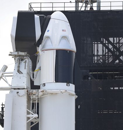 -La fusée SpaceX Falcon 9 avec le vaisseau spatial Crew est vue sur la rampe de lancement 39A au Kennedy Space Center le 29 mai 2020 à Cape Canaveral, en Floride. Photo de Joe Raedle / Getty Images.