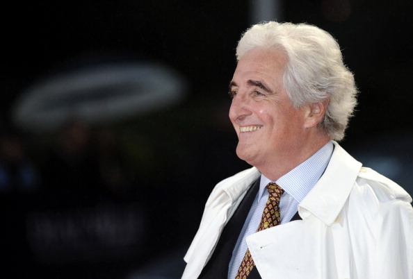 -L'écrivain français Jean-Loup Dabadie arrive sur le tapis rouge lors du 37e Festival du film américain, à Deauville, dans le nord-ouest de la France, le 8 septembre 2011. Photo DAMIEN MEYER / AFP via Getty Images.