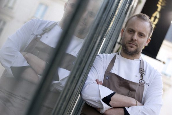 -Le chef français David Toutain pose dans son restaurant le 9 décembre 2013 à Paris. Photo KENZO TRIBOUILLARD / AFP via Getty Images.