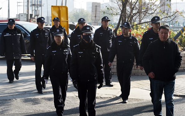 Illustration- Patrouille de police près du Tribunal populaire intermédiaire no 3 de Pékin, avec le procès de l'ancien journaliste vétéran Gao Yu. Photo GREG BAKER / AFP via Getty Images.