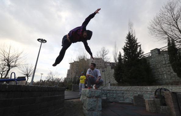 -Illustration- Des hommes iraniens pratiquent le parkour dans le parc Tavalod de Téhéran, le 13 mars 2014. Photo d’archives ATTA KENARE / AFP via Getty Images.