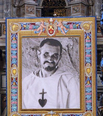 -Des tapisseries représentent le portrait du bienheureux Charles de Foucauld accrochées à un balcon donnant sur l'autel de la basilique Saint-Pierre lors de la cérémonie de béatification de Charles de Foucauld à la basilique Saint-Pierre, le 13 novembre 2005, dans la Cité du Vatican. Photo de Franco Origlia / Getty Images.