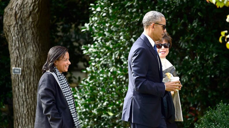 L'ancien président américain Barack Obama revient à la Maison-Blanche avec l'ancienne conseillère à la sécurité nationale Susan Rice (à gauche) et l'ancienne conseillère principale et assistante du président Valerie Jarrett (à droite) après avoir fait une allocution au cimetière national d'Arlington, en Virginie, le 11 novembre 2016. (Ron Sachs-Pool/Getty Images)