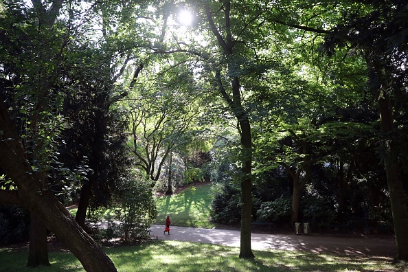 -Illustration-Sous le soleil printanier, les Buttes-Chaumont ont retrouvé le chassé-croisé des joggeurs, des enfants surexcités et des amateurs de pique-nique, le suprême bonheur d’après le confinement. Photo JACQUES DEMARTHON / AFP via Getty Images.