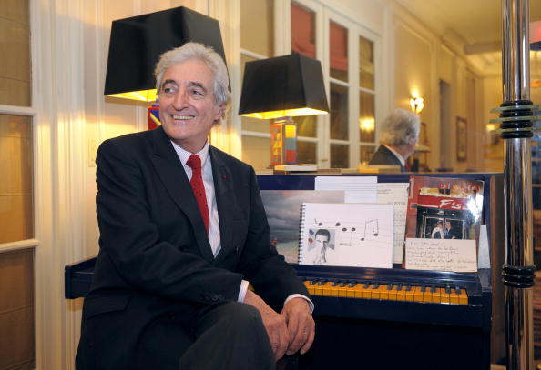 Jean-Loup Dabadie, à son domicile à Paris, le 10 mars 2009, deux jours avant son admission à l'Académie Française. (BERTRAND GUAY/AFP via Getty Images)