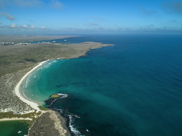 -Vue aérienne de la baie de Tortuga sur l'île de Santa Cruz, aux Galapagos, en Équateur, le 21 janvier 2018. Photo PABLO COZZAGLIO / AFP via Getty Images.