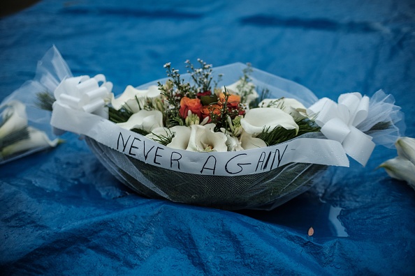 Des offrandes de fleurs sur une fosse commune au Mémorial du génocide de Kigali, à Kigali, au Rwanda.      (Photo : YASUYOSHI CHIBA/AFP via Getty Images)