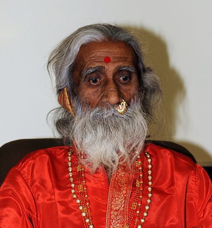 -Un Sadhu indien (homme saint) Prahlad Jani participe à une conférence de presse dans un hôpital d'Ahmedbad le 6 mai 2010. Une équipe de médecins militaires soutenue par le centre de recherche de la défense nationale de l'Inde a étudié ce saint homme de 83 ans qui dit avoir passé sept décennies à survivre sans nourriture ni eau. Photo Sam Panthaky / AFP via Getty Images.