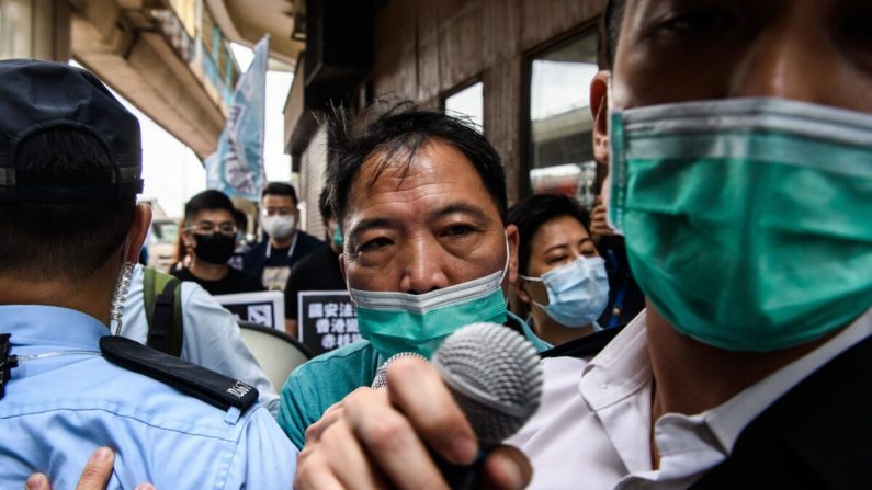 Le 22 mai 2020, à Hong Kong, la police a infligé des amendes aux manifestants pour avoir enfreint les règles de distanciation sociale. Le 22 mai, une proposition visant à promulguer une nouvelle législation sur la sécurité à Hong Kong a été soumise à l'approbation de la Chine, ce qui devrait susciter de nouvelles protestations dans le centre financier semi-autonome. (ANTHONY WALLACE/AFP via Getty Images)