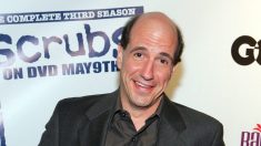 L’acteur Sam Lloyd, qui est apparu dans ‘Scrubs’ et ‘Seinfeld’, est mort à 56 ans