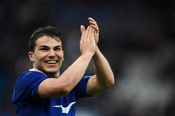 Antoine Dupont célèbre la victoire du XV de France contre l’Angleterre à l’occasion du premier match des Bleus disputé à Saint-Denis le 2 février 2020 dans le cadre du Tournoi des Six Nations. Crédit : MARTIN BUREAU/AFP via Getty Images.