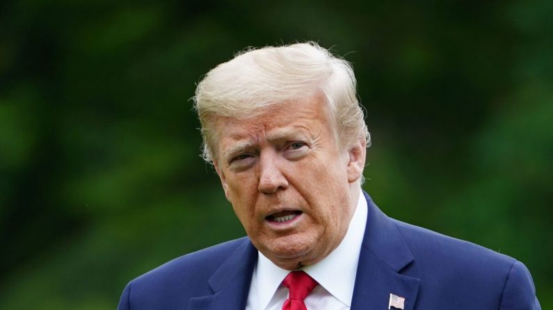 Le président américain Donald Trump traverse la pelouse sud à son retour à la Maison-Blanche à Washington, DC, le 17 mai 2020. (Mandel Ngan/AFP/Getty Images)