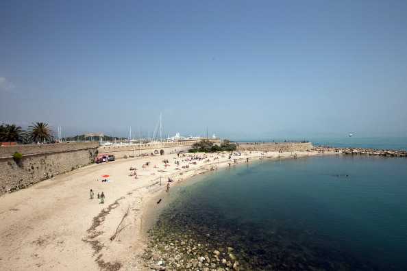 Vue de la plage de la Gravette, située entre les remparts du vieil Antibes et le port Vauban. Crédit :  PATRICE COPPEE/AFP via Getty Images.