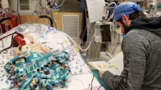 Une mère voit un technicien de l’hôpital lire un livre d’histoire à sa fille gravement malade et prend une photo du moment, qui devient virale