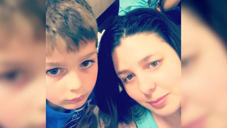 Robby Taylor, 9 ans, et sa mère sur une photo de dossier. (GoFundMe) 