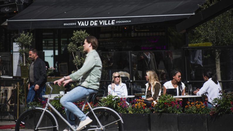 Dans un restaurant de Stockholm, en Suède, le 8 mai 2020. (Jonathan Nackstrand/AFP/Getty Images)