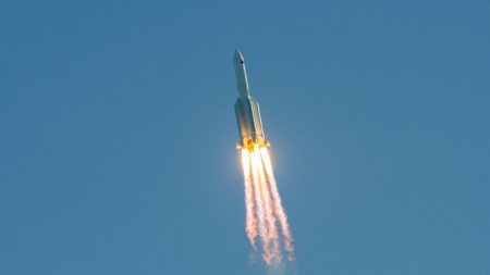 Une fusée chinoise de la taille d’une grande camionnette retombe sur terre de manière involontaire