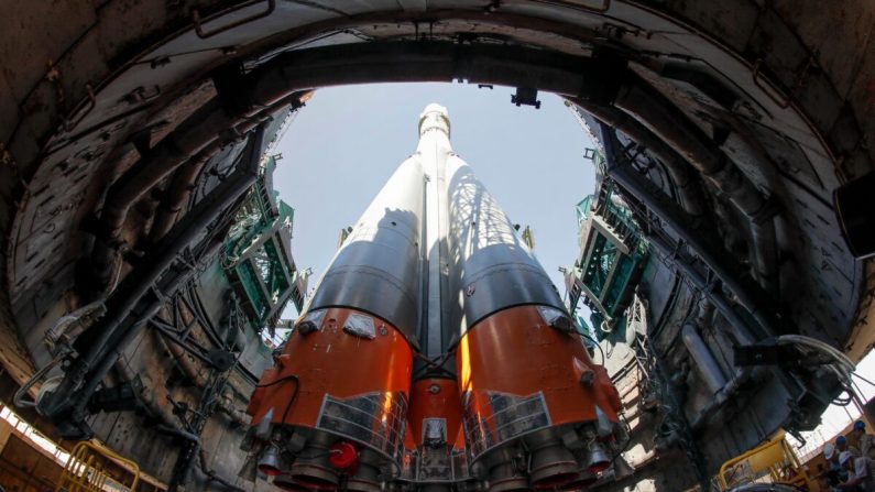 Le 18 juillet 2019, le vaisseau spatial Soyouz MS-13 est monté sur la plateforme de lancement du cosmodrome de Baïkonour, au Kazakhstan, loué par la Russie. (Dmitry Lovetsky/POOL/AFP via Getty Images)