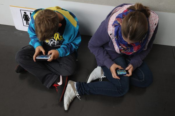 Deux enfants jouent à des jeux vidéo sur leur téléphone. (Sean Gallup/Getty Images)