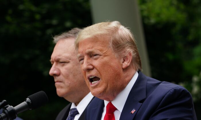 Le président Donald Trump, avec le secrétaire d'état Mike Pompeo, tient une conférence de presse sur la Chine dans la roseraie de la Maison Blanche à Washington, le 29 mai 2020. (Mandel Ngan/AFP via Getty Images)