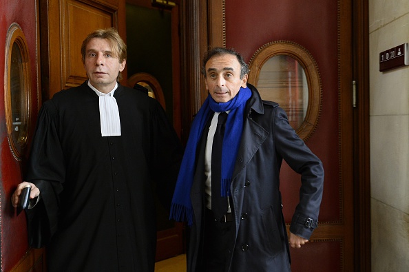 Olivier Pardo et Éric Zemmour photographiés le 6 novembre 2015 dans l’enceinte du palais de justice de Paris avant une audience dans le cadre d’un procès intenté à l’éditorialiste pour provocation à la haine raciale. Crédit : BERTRAND GUAY/AFP via Getty Images.