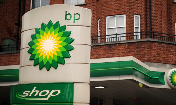 Le logo BP est photographié dans une station-service du centre de Londres le 1er février 2011. (Ben Stansall / AFP via Getty Images)