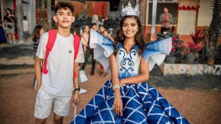 Le frère crée de ses propres mains la robe du bal de fin d’année de sa jeune sœur dont les parents n’avaient pas les moyens de louer