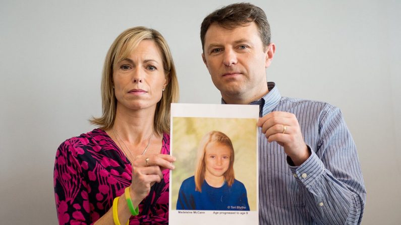 Les parents de Madeleine McCann, Kate (à gauche) et Gerry McCann (à droite), une petite fille disparue, posent avec une impression d'artiste montrant ce dont leur fille pourrait avoir l'air maintenant à l'âge de neuf ans, avant une conférence de presse dans le centre de Londres, le 2 mai 2012. (LEON NEAL/AFP/GettyImages)