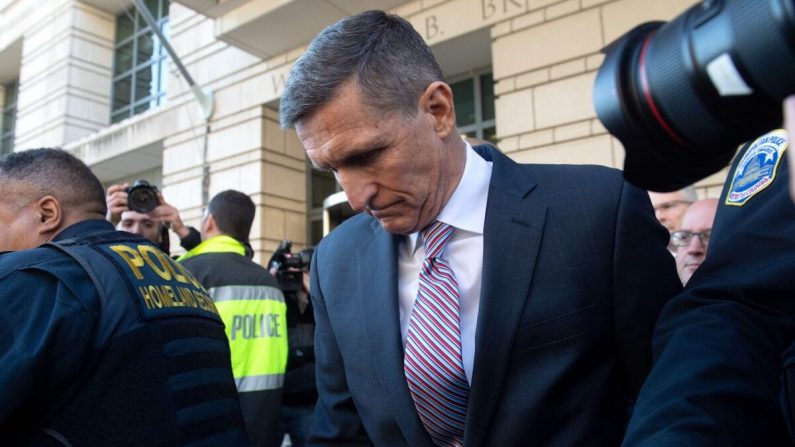 L'ancien conseiller à la sécurité nationale, le lieutenant général Michael Flynn, part après le retard de son audience de condamnation à la cour de district des États-Unis à Washington le 18 décembre 2018. (Saul Loeb/AFP via Getty Images)