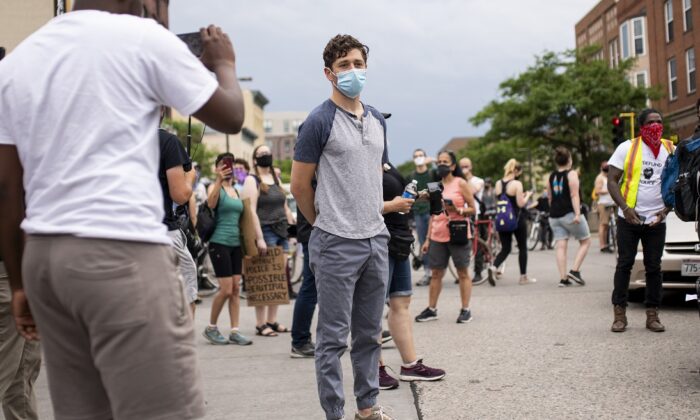 Jacob Frey, maire de Minneapolis, au milieu des manifestants appelant à l’arrêt du financement de la police de Minneapolis, États-Unis, le 6 juin 2020. Il a pris la parole au début de la manifestation, mais les organisateurs lui ont demandé de partir après qu’il a eu refusé de s'engager à ne plus financer la police. (Stephen Maturen/Getty Images)