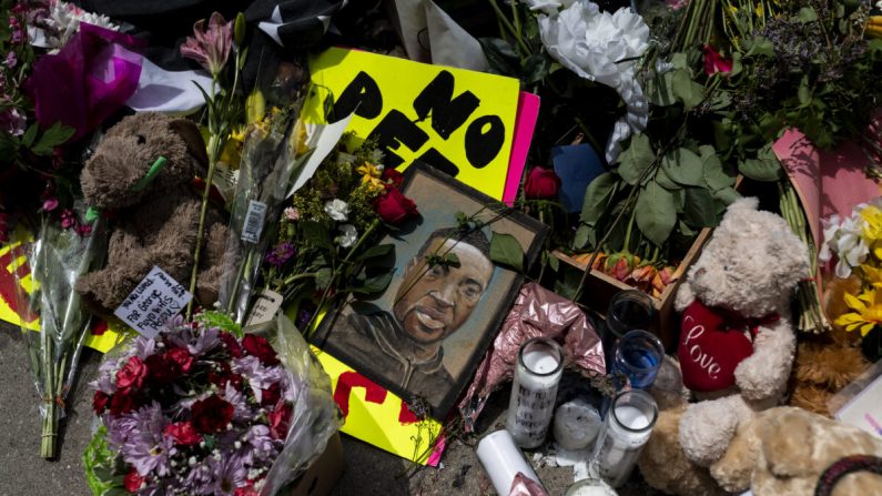 Mémorial érigé devant Cup Foods, où George Floyd a été tué lors de sa garde à vue, à Minneapolis, dans le Minnesota, le 28 mai 2020. (Stephen Maturen/Getty Images)