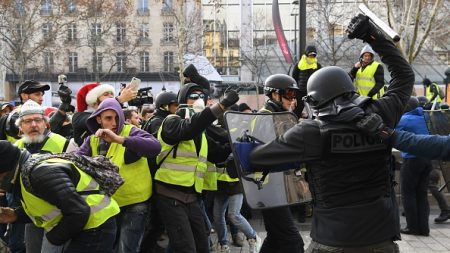 18 mois de prison avec sursis pour un policier ayant matraqué une femme « Gilet jaune »