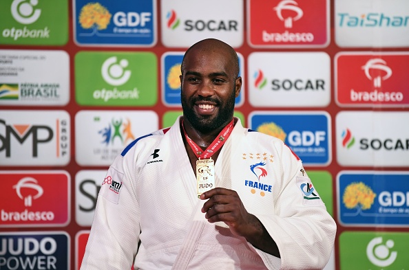 Le Français Teddy Riner pose sur le podium avec sa médaille après avoir battu le Brésilien David Moura dans le combat final du Grand Chelem de Judo Brasilia 2019, à Brasilia, le 8 octobre 2019, dans la catégorie des hommes de plus de 100 kg. (Photo : EVARISTO SA/AFP via Getty Images)