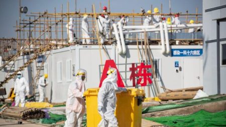 Des ouvriers de la construction de l’hôpital de campagne de Wuhan isolés après avoir terminé les travaux