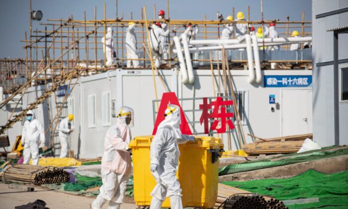 Le 18 février 2020, les travailleurs vont travailler dans une section de l'hôpital Leishenshan à Wuhan, la capitale de la province du Hubei, en Chine centrale. (STR/AFP via Getty Images)