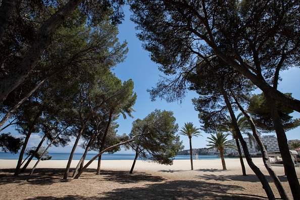 -La plage déserte d'Es Carregador à Calvia, le 4 avril 2020, va accueillir les prochains jours les premiers touristes allemands. Photo par JAIME REINA / AFP via Getty Images.