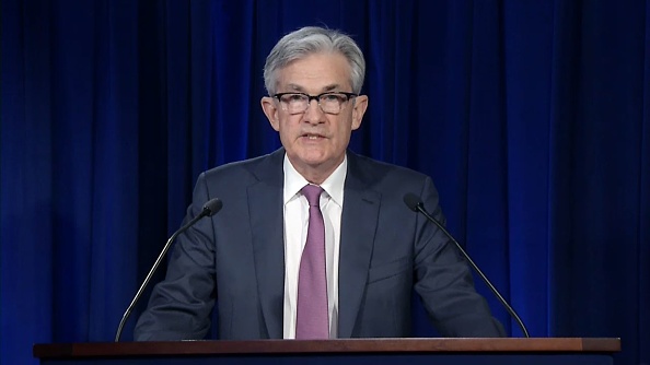 "Nous sommes entrés dans une nouvelle phase importante et nous l'avons fait plus tôt que prévu", a indiqué Jerome Powell, le président de la Fed, tout en soulignant que la production et l'emploi restaient à des niveaux très inférieurs à ceux d'avant la pandémie. (Photo : Federal Reserve via Getty Images)