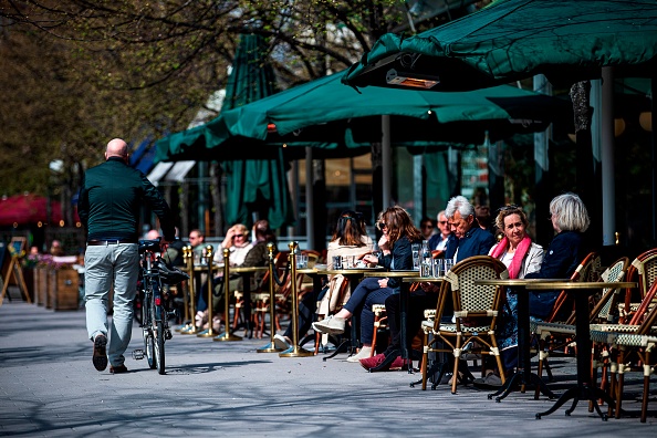 -Des gens sont assis dans un restaurant à Stockholm le 8 mai 2020, au milieu de la pandémie de coronavirus COVID-19. Photo par Jonathan NACKSTRAND / AFP via Getty Images.