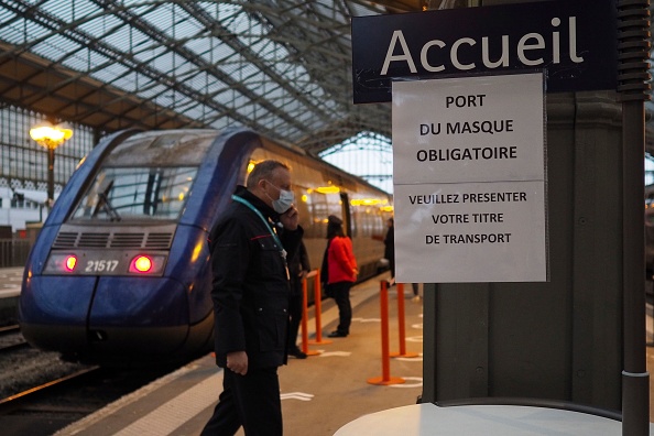 Port du masque imposé à "toute personne de onze ans ou plus" à bord des trains, avions, bateaux, dans les transports en commun, gares et aéroports.(Photo : GUILLAUME SOUVANT/AFP via Getty Images)