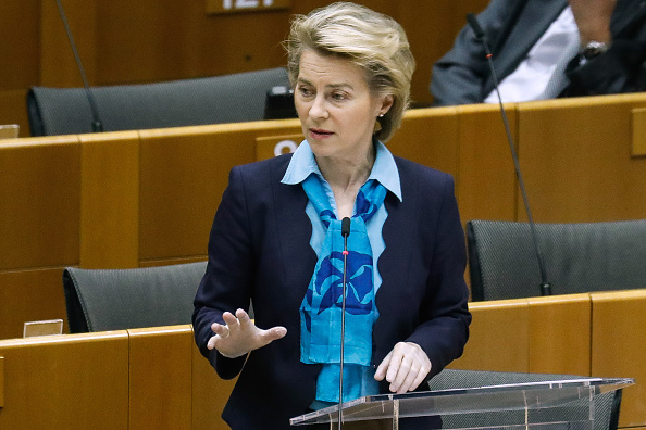 -La présidente de la Commission européenne, Ursula von der Leyen, demande à de nombreux pays de mettre en commun leurs ressources pour réserver ensemble les futurs vaccins auprès des sociétés pharmaceutiques. Photo par Aris Oikonomou / AFP via Getty Images.