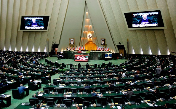 -Le président iranien Hassan Rouhani lors de la session inaugurale du nouveau parlement à Téhéran le 27 mai 2020, après les élections de février. Photo par - / AFP via Getty Images.