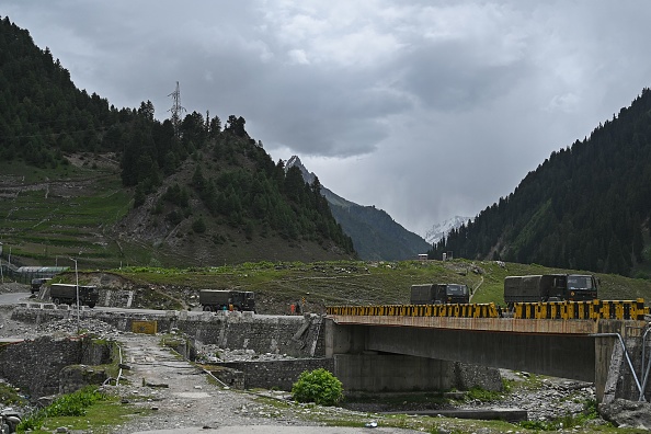 Des camions de l'armée indienne roulent le long de la route nationale Srinagar-Leh à Sonmarg, à environ 89 km de Srinagar le 28 mai 2020. (Photo : TAUSEEF MUSTAFA/AFP via Getty Images)