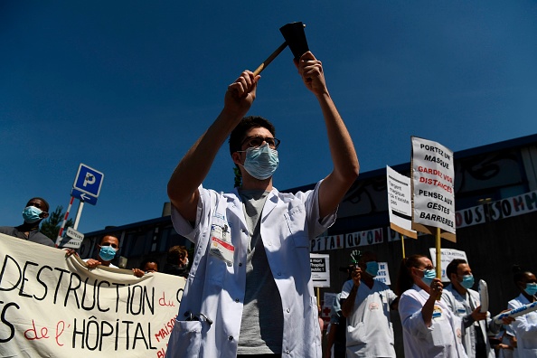 Les professionnels de santé parisiens dans la rue, le 28 mai 2020, à Paris. (Photo : ALAIN JOCARD/AFP via Getty Images)