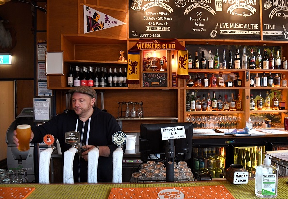 -Nat Presutto, vérifie la bière au pub Workers Club de Melbourne le 1er juin 2020. Photo de William WEST / AFP via Getty Images.