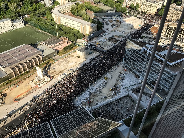 Une manifestation interdite en raison de la crise sanitaire, organisée à l'initiative des proches d'Adama Traoré, a réuni plus de 20 000 personnes à Paris. (Photo : GUILLAUME DAUDIN/AFP via Getty Images)