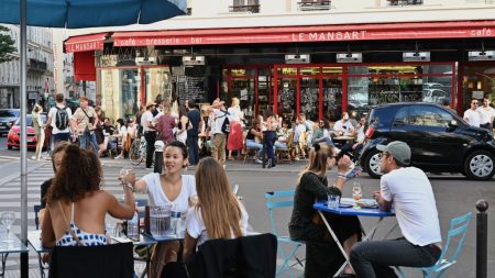 Mise en garde des dermatologues: «On ne met pas de gel hydroalcoolique sur ses mains en plein soleil, à la plage ou en terrasse »