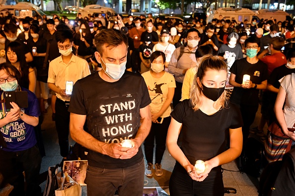 -Les taïwanais tiennent des bougies devant le Mémorial de Chiang Kai-shek, également connu sous le nom de Free Square, pour marquer le 31e anniversaire de la répression de 1989 sur la place Tiananmen à Taipei le 4 juin 2020. Photo de Sam Yeh / AFP via Getty Images.