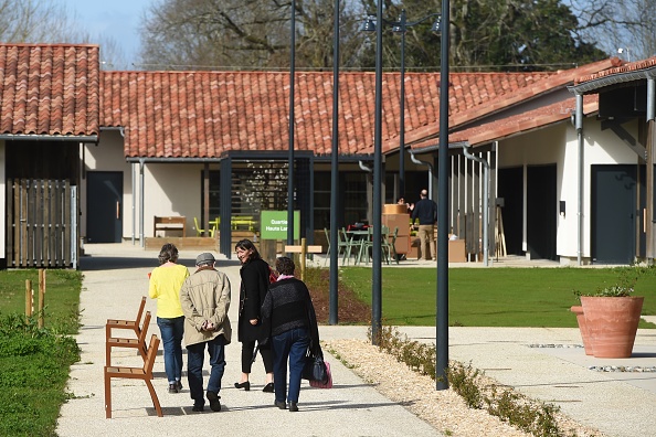 Le "Village Alzheimer" de Dax dans les Landes est  entièrement dédié à l’accueil de personnes atteintes de la maladie. (Photo : GAIZKA IROZ/AFP via Getty Images)