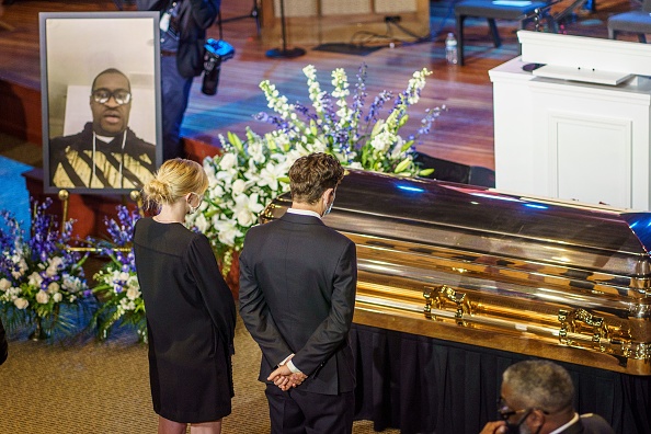 -Le maire de Minneapolis Jacob Frey montre son respect pour les restes de George Floyd en attente d'un service commémoratif en son honneur le 4 juin 2020, au sanctuaire Frank J. Lindquist de l'Université North Central à Minneapolis, Minnesota. Photo par KEREM YUCEL / AFP via Getty Images.